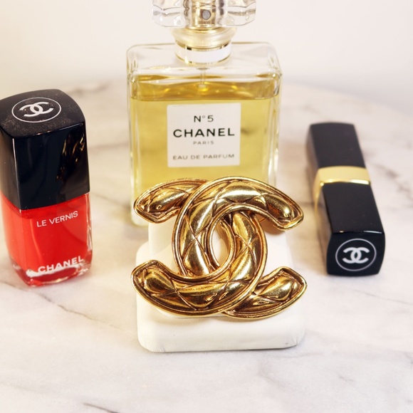 CHANEL CC Logo Quilted Matelasse Brooch Gold Auth w/Box CC Quilted Brooch - Picture 13 of 15